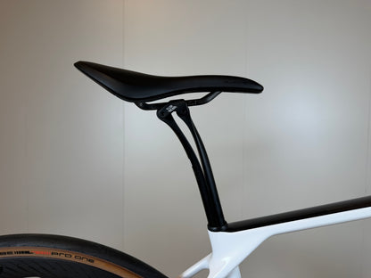 Lichte Canyon Endurace CFR racefiets met aerodynamisch frame en zwarte details, geschikt voor lange ritten en snelheid.