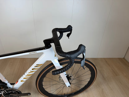 Fietsframe van de Canyon Endurace CFR van Velostudio, zwart met aero-design en lichte carbon constructie.