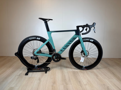 Racefiets Canyon Aeroad CF SLX 7 met aerodynamisch frame en racegewicht, geschikt voor snelle ritten en competitie.