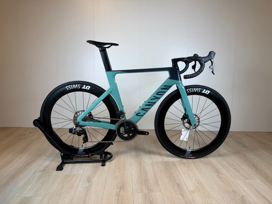 Racefiets Canyon Aeroad CF SLX 7 met aerodynamisch frame en racegewicht, geschikt voor snelle ritten en competitie.