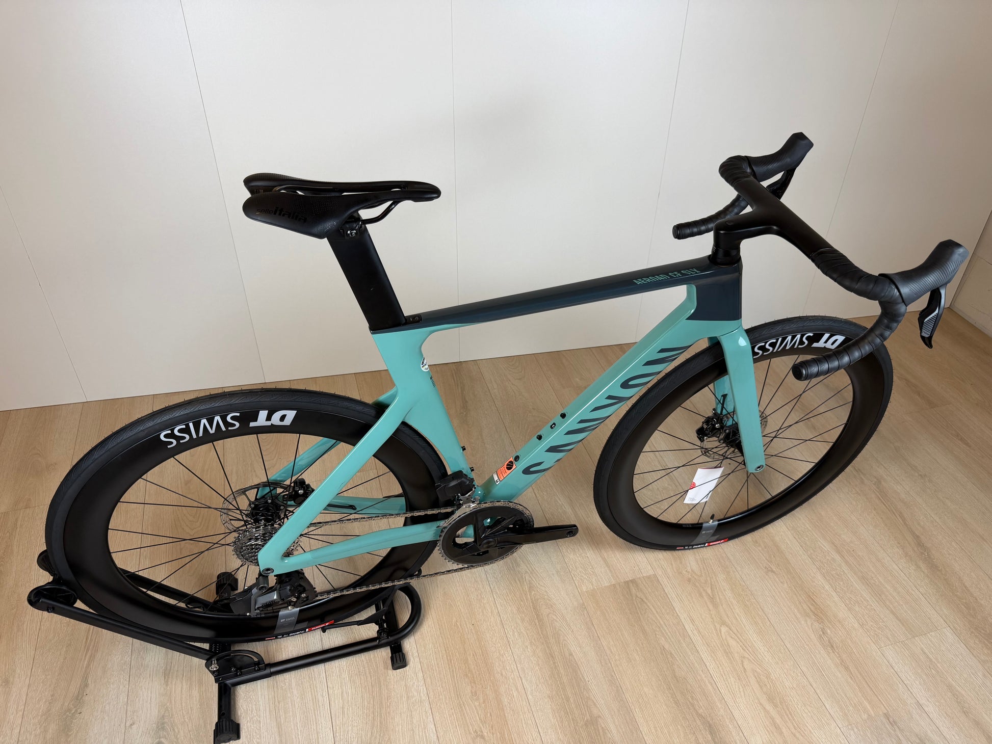 Zwart Canyon Aeroad CF SLX 7 racefiets met aerodynamic frame en carbon wielen, liggend op een witte achtergrond.