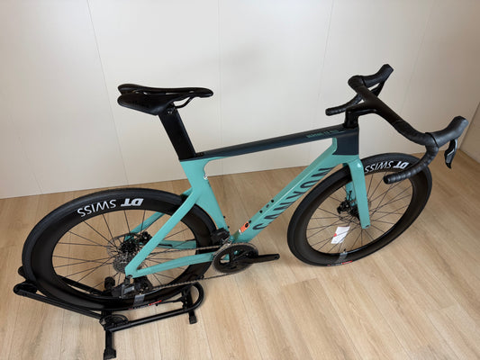 Zwart Canyon Aeroad CF SLX 7 racefiets met aerodynamic frame en carbon wielen, liggend op een witte achtergrond.