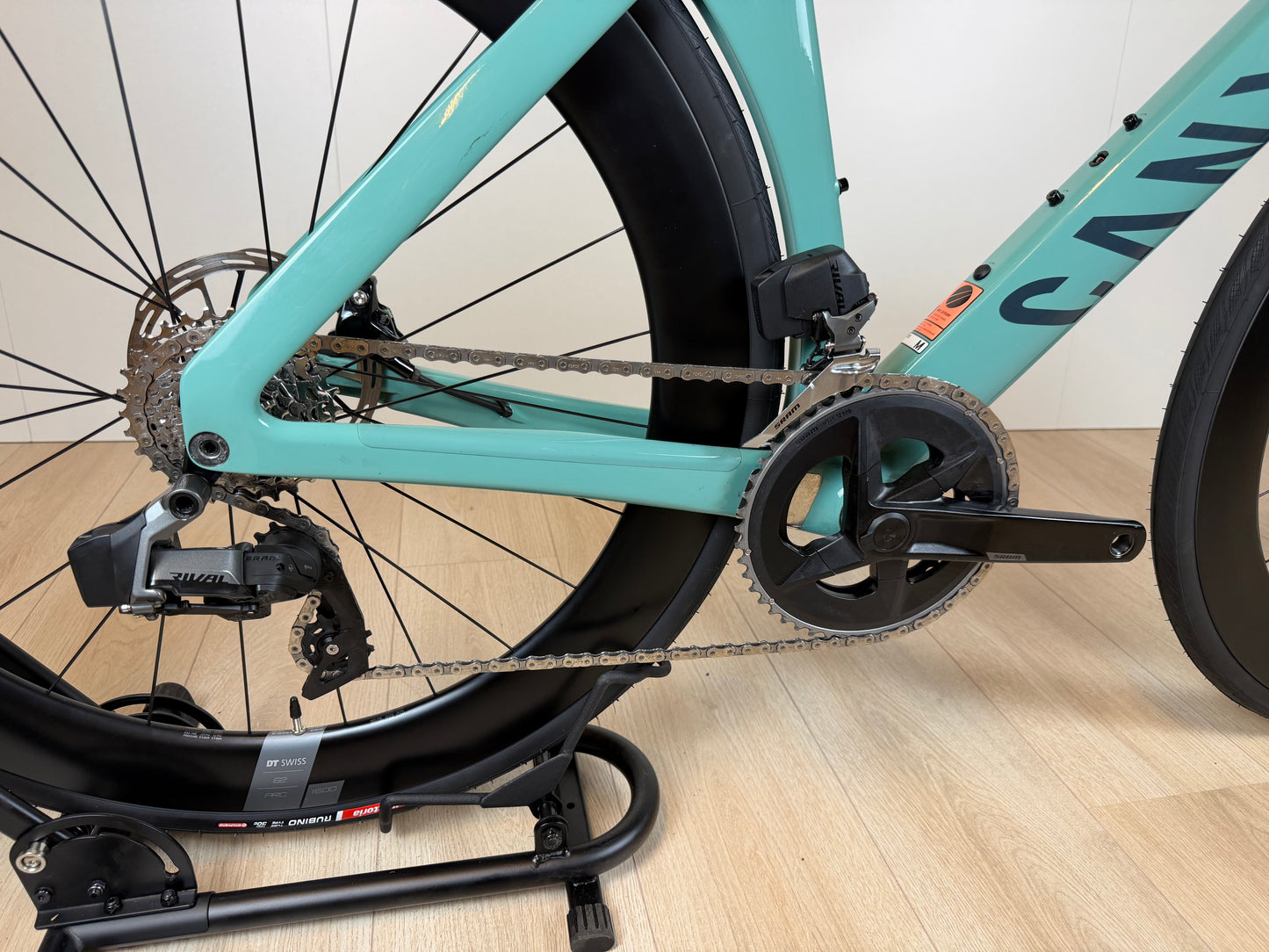 Racefiets Canyon Aeroad CF SLX 7 met aerodynamisch frame en zwarte afwerking, geschikt voor snel wielrennen