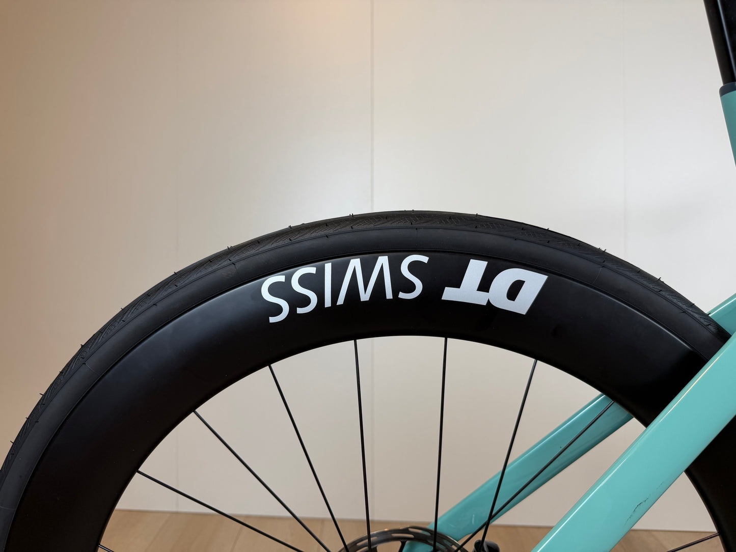 Zwart Canyon Aeroad CF SLX 7 racefiets met aerodynamisch frame en dunne banden, gelegen op een fietsstal.