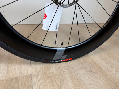 Luchtfoto van een Canyon Aeroad CF SLX 7 racefiets met zwart en rode details, klaar voor gebruik op de weg.