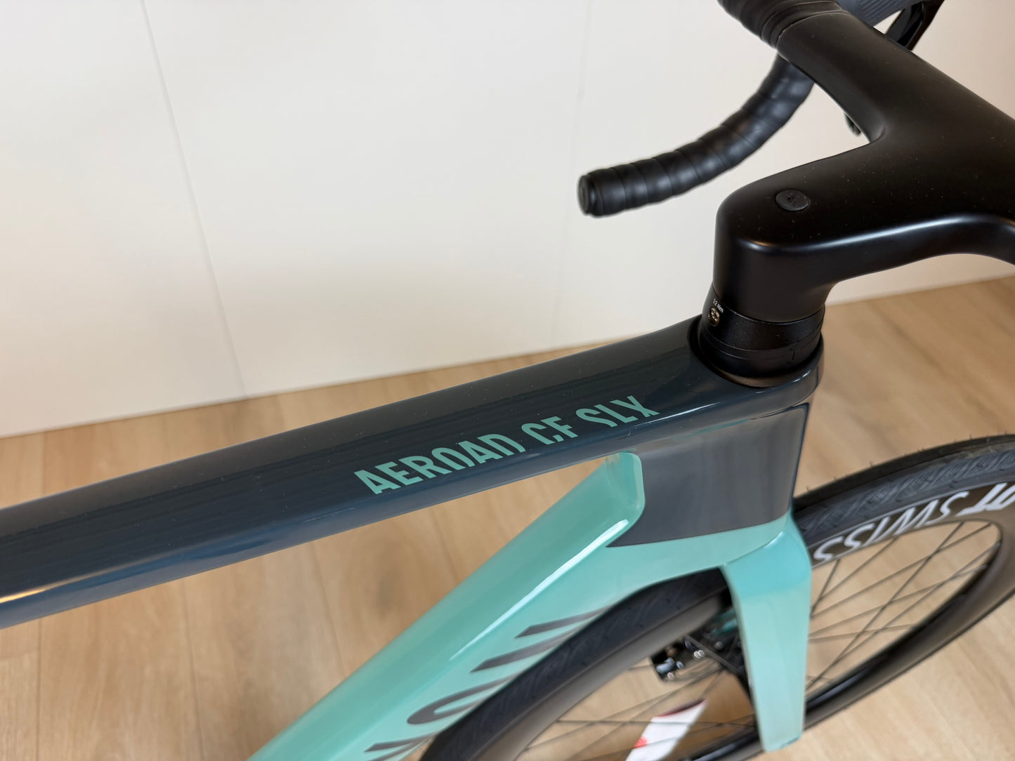 Zwart Canyon Aeroad CF SLX 7 racefiets met aerodynamisch frame en diepe velgen, weergegeven op een witte achtergrond.