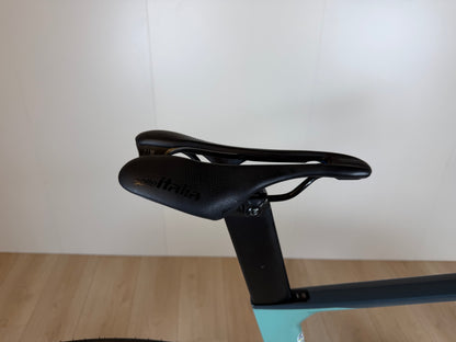 Racefiets Canyon Aeroad CF SLX 7 met aerodynamisch frame en blauwe accenten, klaar voor snelle ritten.