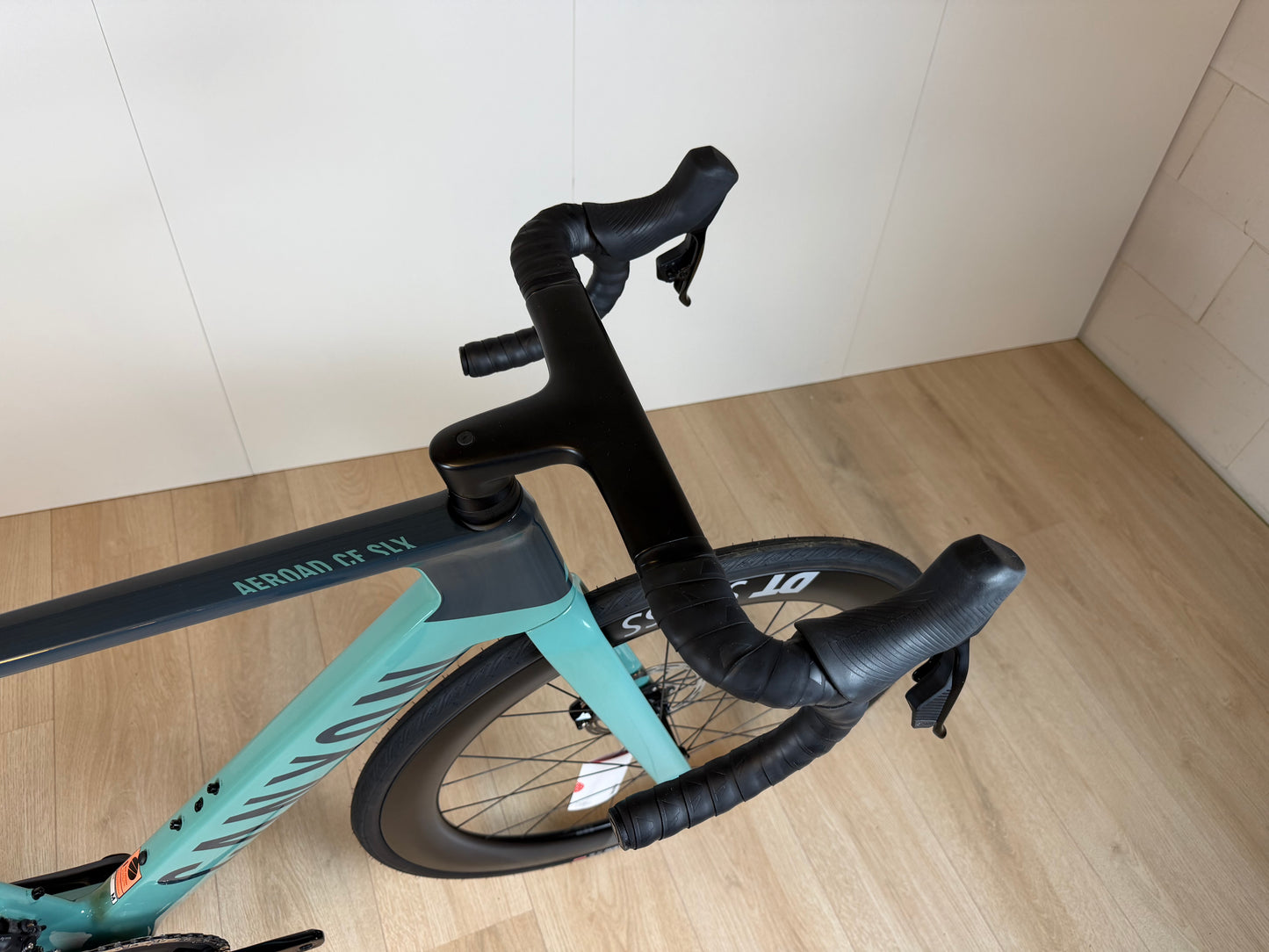 Lichtgewicht Canyon Aeroad CF SLX 7 racefiets met aerodynamisch frame en zwarte afwerking, klaar voor snelle ritten.