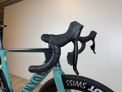 Luchtfoto van een Canyon Aeroad CF SLX 7 racefiets op een weg, met aerodynamisch frame en opvallende blauwe en zwarte kleurstelling.