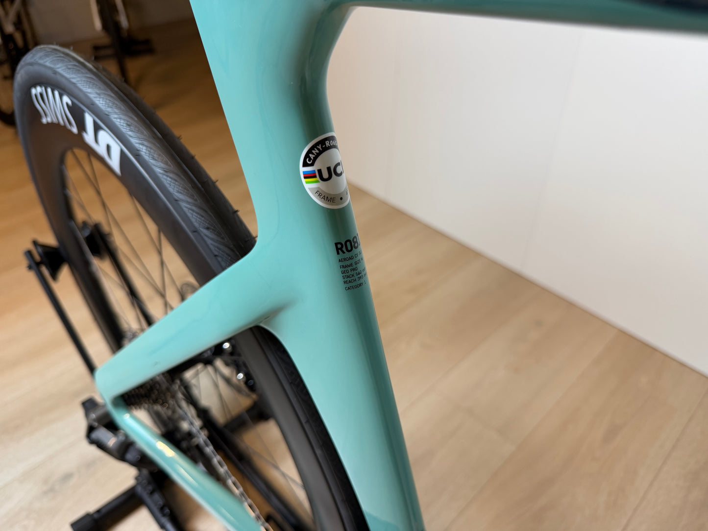 Lichte Canyon Aeroad CF SLX 7 racefiets met aerodynamisch frame en zwarte afwerking, klaar voor snelle ritten.