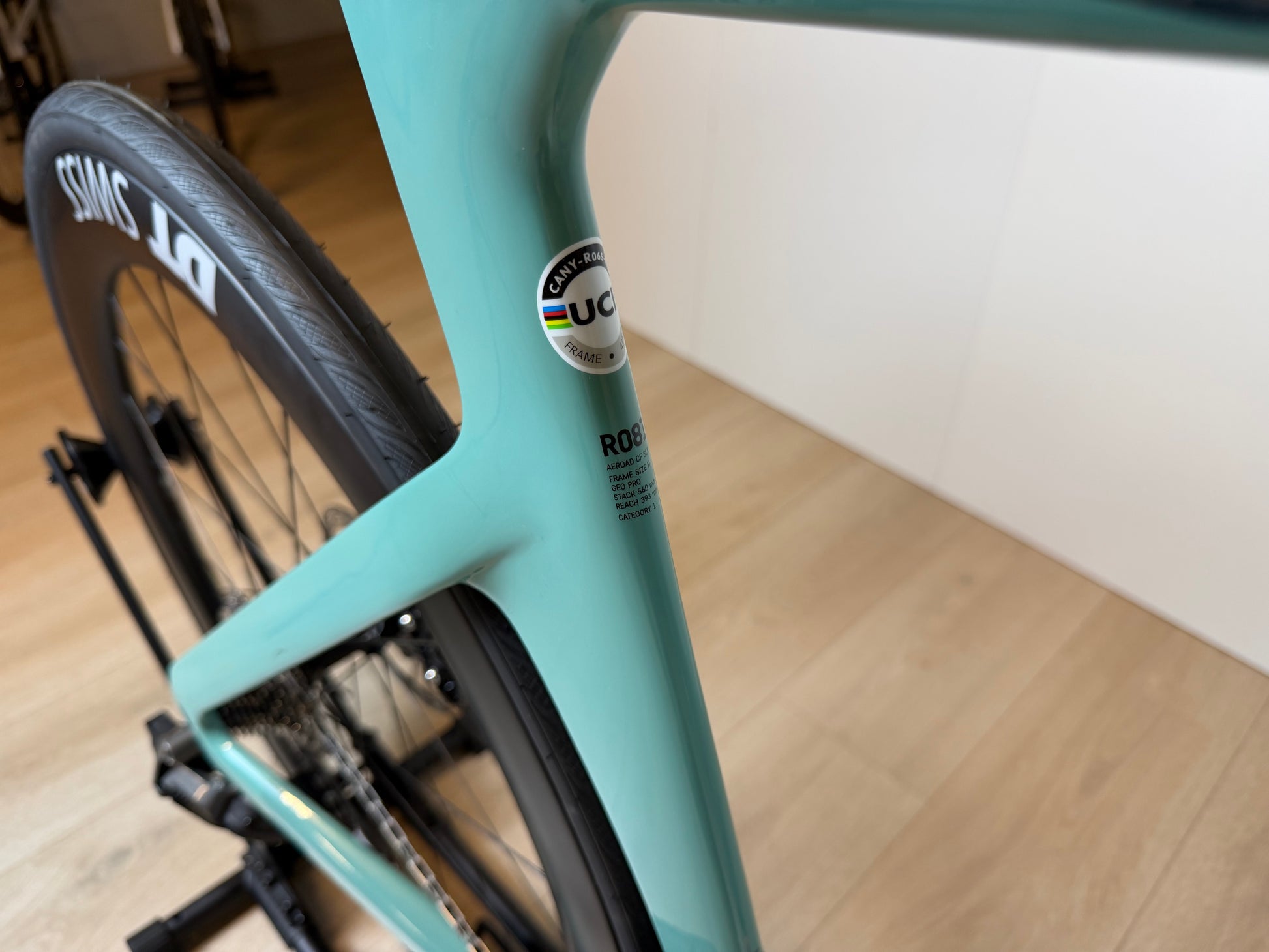 Lichte Canyon Aeroad CF SLX 7 racefiets met aerodynamisch frame en zwarte afwerking, klaar voor snelle ritten.