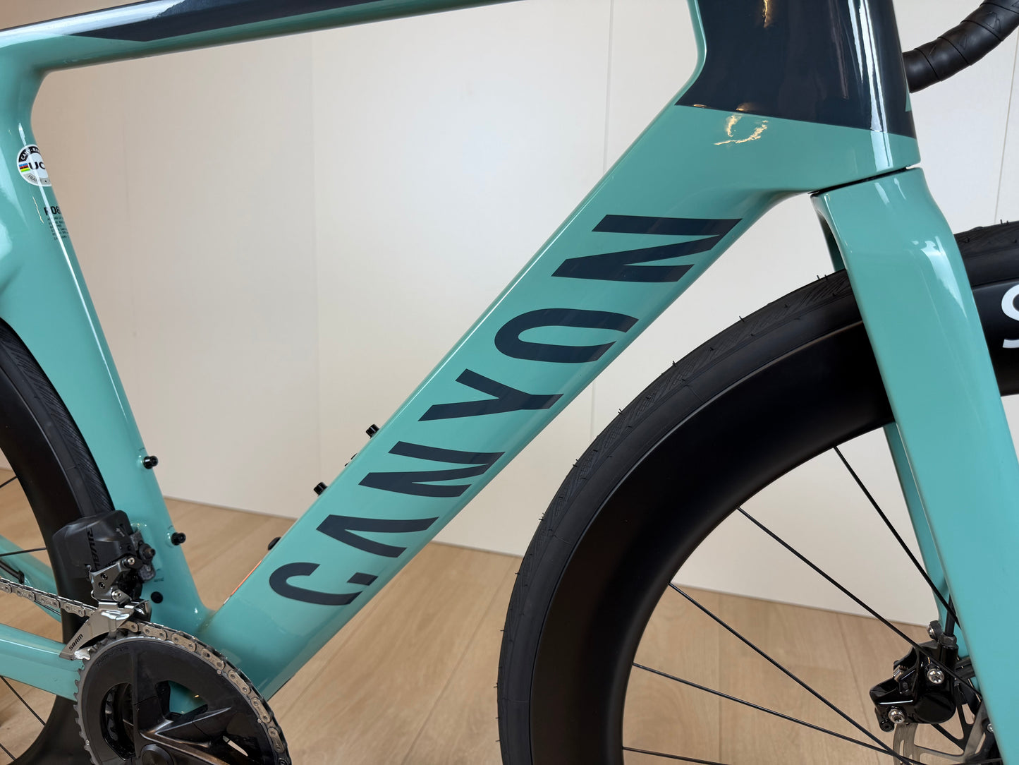 Lichte Canyon Aeroad CF SLX 7 racefiets met aerodynamisch frame en zwarte afwerking, zichtbaar in de afbeelding.