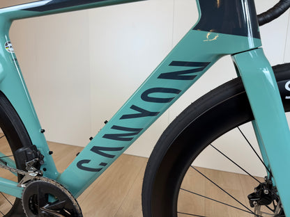 Lichte Canyon Aeroad CF SLX 7 racefiets met aerodynamisch frame en zwarte afwerking, zichtbaar in de afbeelding.