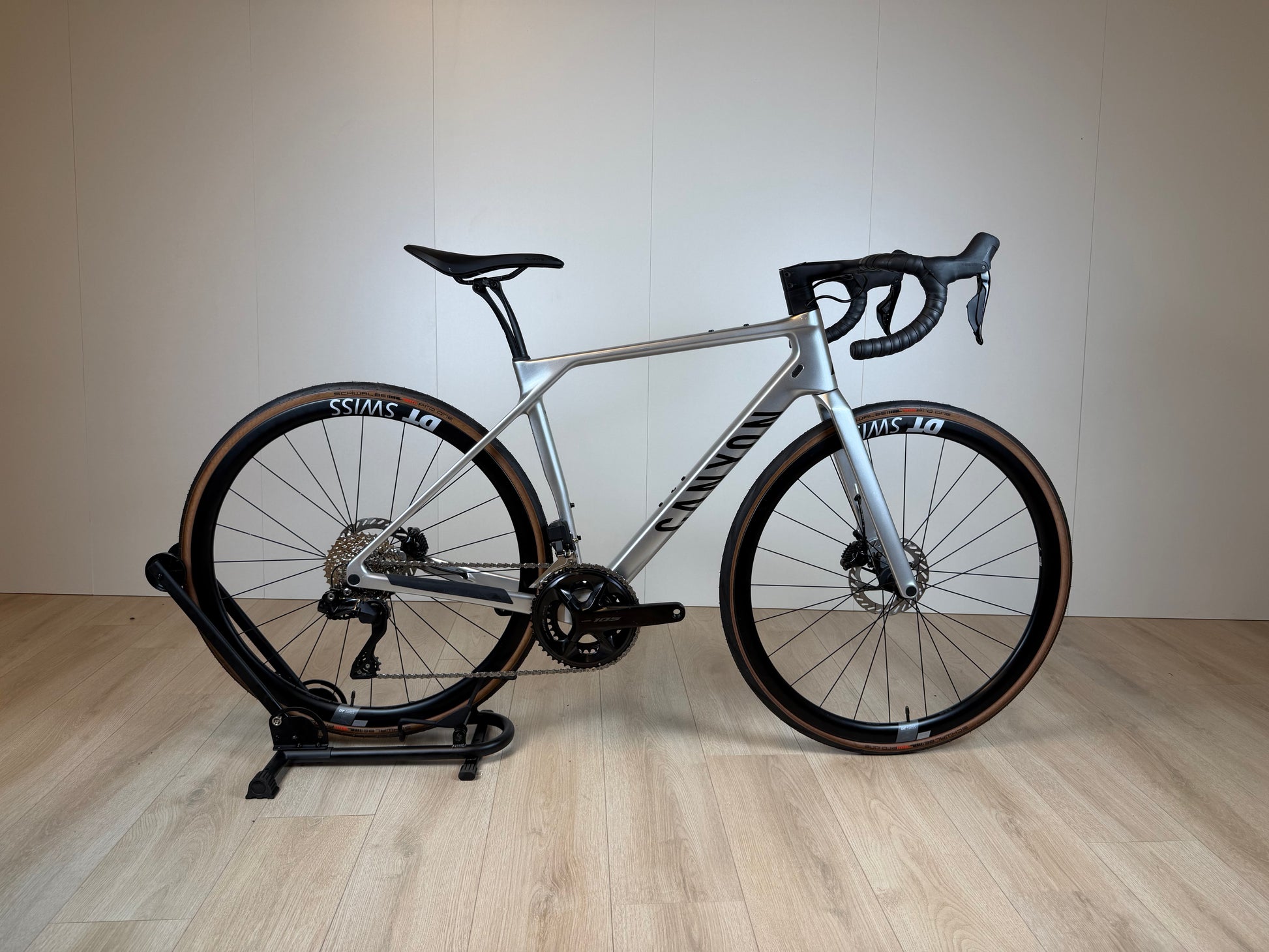 Zwarte Canyon Endurace CF SL 7 racefiets met aerodynamisch frame en dunne banden, klaar voor snelle ritten