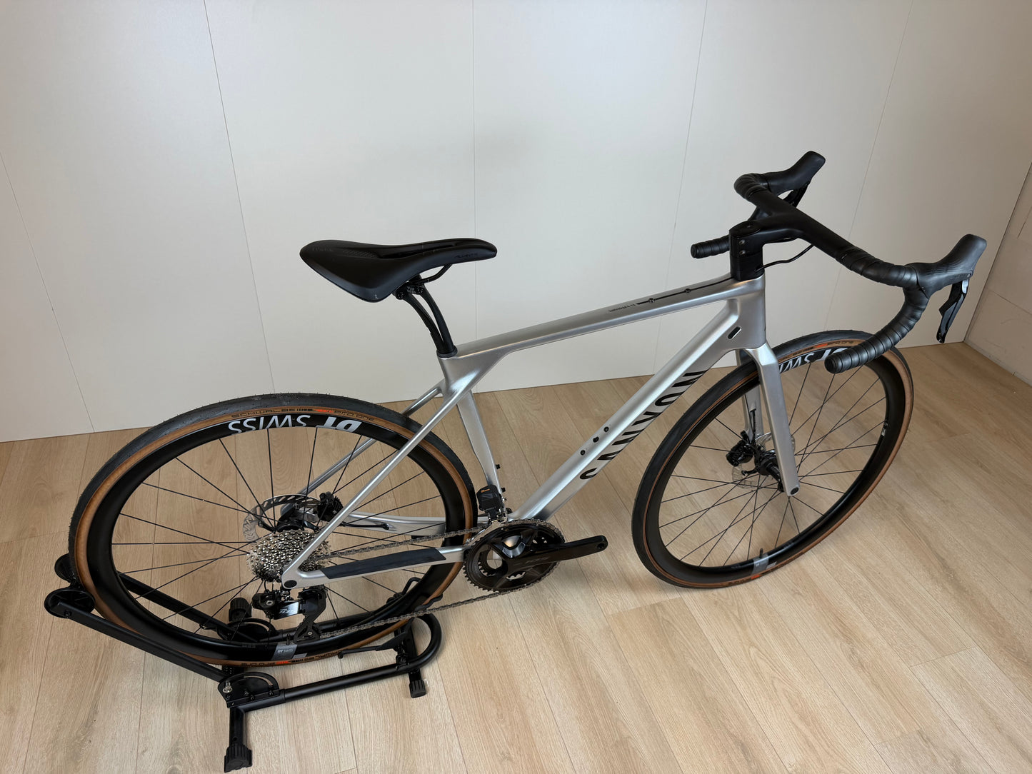 Racefiets Canyon Endurace CF SL 7 met lichte carbon frame en aero-onderdelen, gelegd op een fietspad.