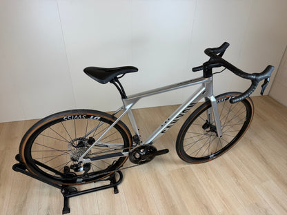 Racefiets Canyon Endurace CF SL 7 met lichte carbon frame en aero-onderdelen, gelegd op een fietspad.