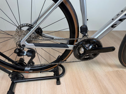 Zwarte Canyon Endurace CF SL 7 racefiets met aerodynamisch frame en dunne banden, klaar voor snelle ritten.