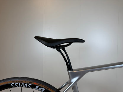 Zwarte Canyon Endurace CF SL 7 racefiets met lichte frame en aerodynamisch ontwerp, geschikt voor lange ritten en comfort.