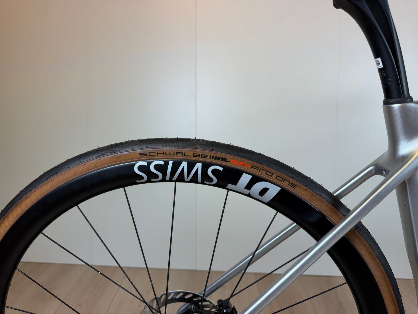 Fiets Canyon Endurace CF SL 7 in zwart en rood, close-up van frame en wiel, gemaakt door Vélo Studio