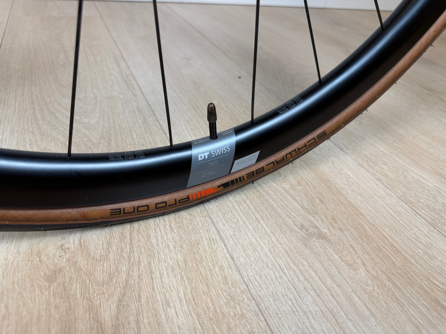 Racefiets Canyon Endurace CF SL 7 met lichte carbon frame en aerodynamisch ontwerp, geschikt voor lange ritten.