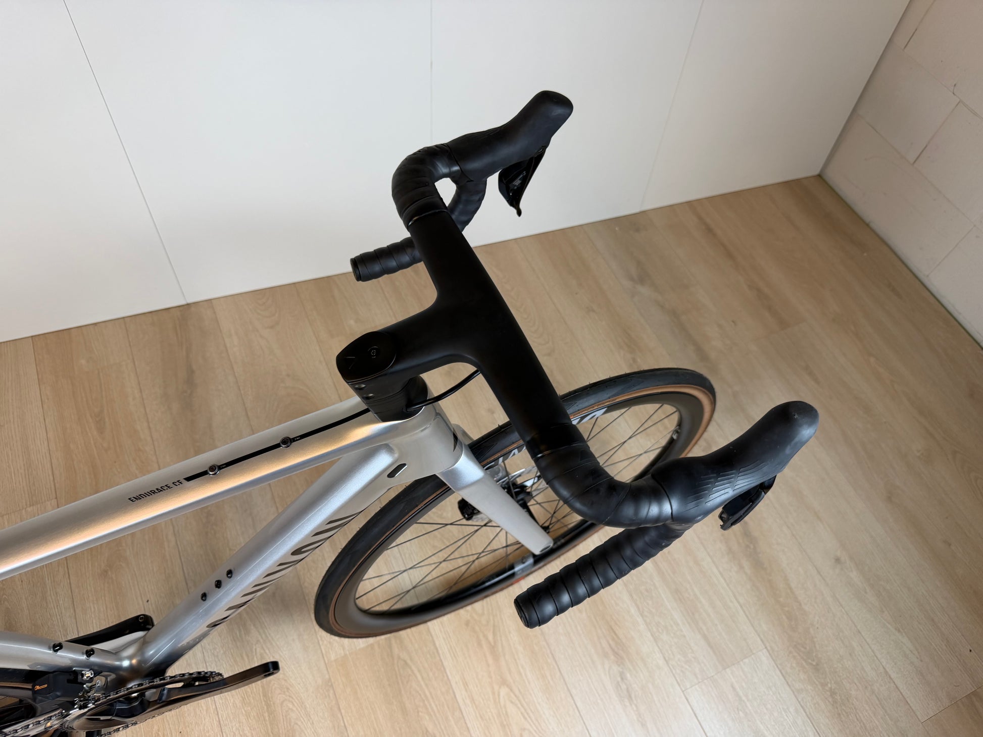 Lichtgewicht Canyon Endurace CF SL 7 racefiets met aerodynamisch frame en dunne banden, klaar voor lange ritten