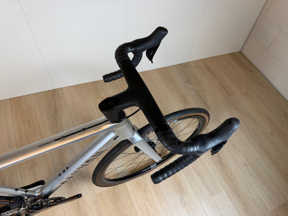Lichtgewicht Canyon Endurace CF SL 7 racefiets met aerodynamisch frame en dunne banden, klaar voor lange ritten