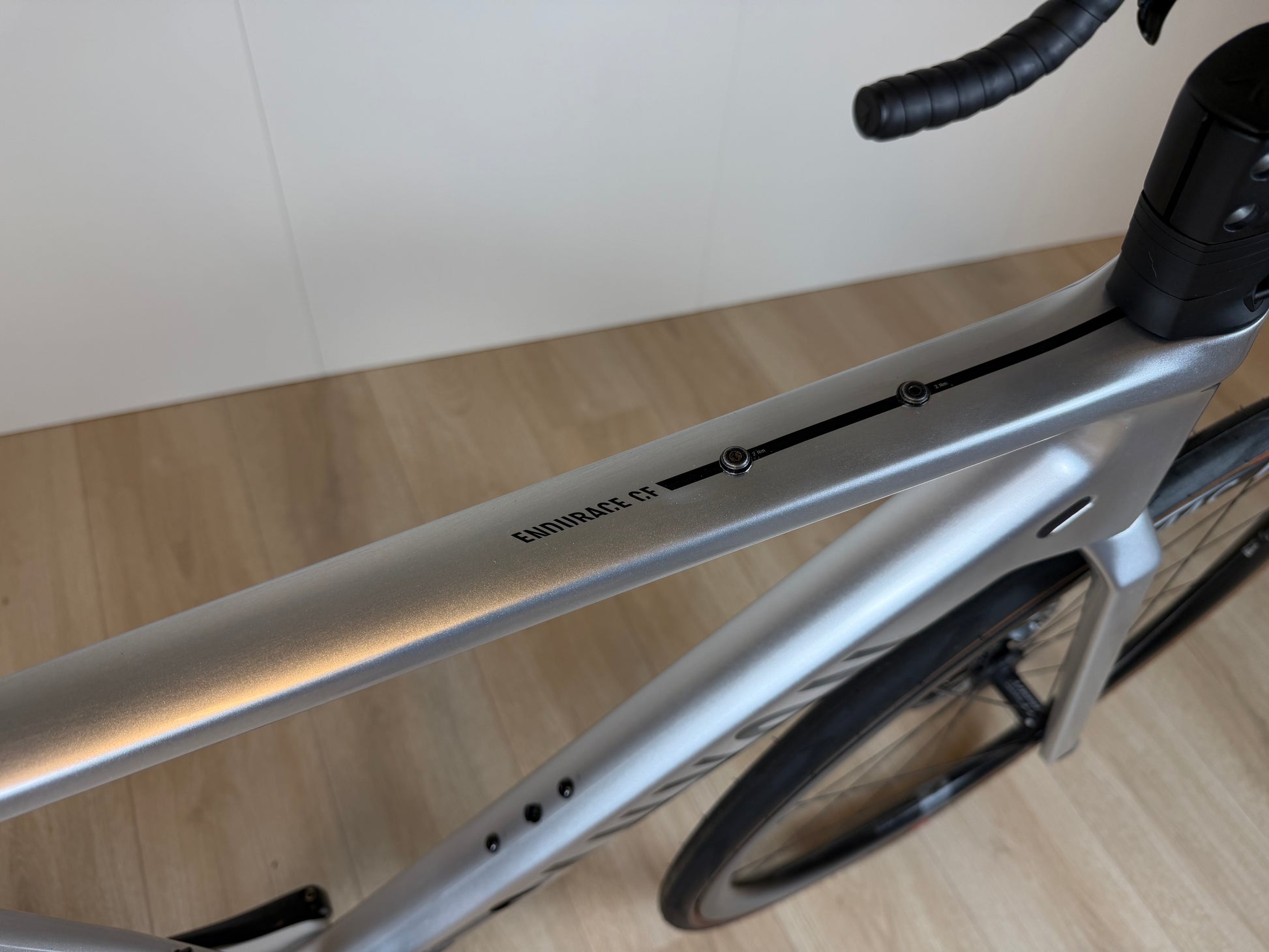 Racefiets Canyon Endurace CF SL 7 met aerodynamisch frame en dunne banden, geschikt voor lange ritten en comfort.