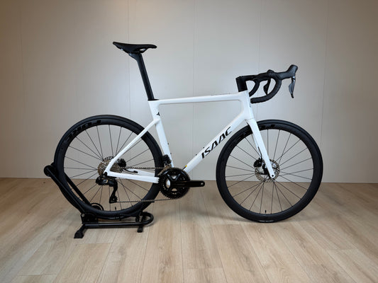 Witte Isaac Boson Mineral Racefiets van Vélo Studio met aerodynamisch frame en racepositie, klaar voor snelle ritten.