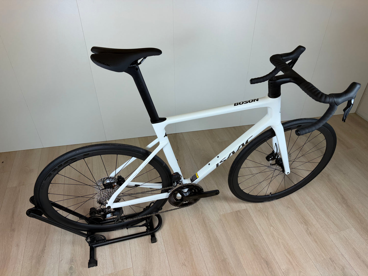 Racefiets Isaac Boson Mineral White 2026 L van Vélo Studio, close-up van het witte frame en racefietsdetails.