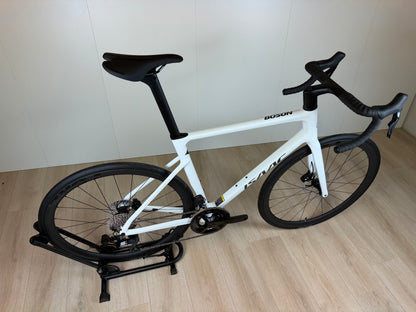 Racefiets Isaac Boson Mineral White 2026 L van Vélo Studio, close-up van het witte frame en racefietsdetails.