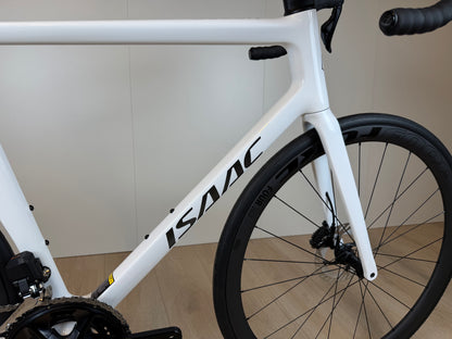 Witte Isaac Boson Mineral Racefiets van Vélo Studio met aerodynamisch frame en racebanden, klaar voor snelle ritten.