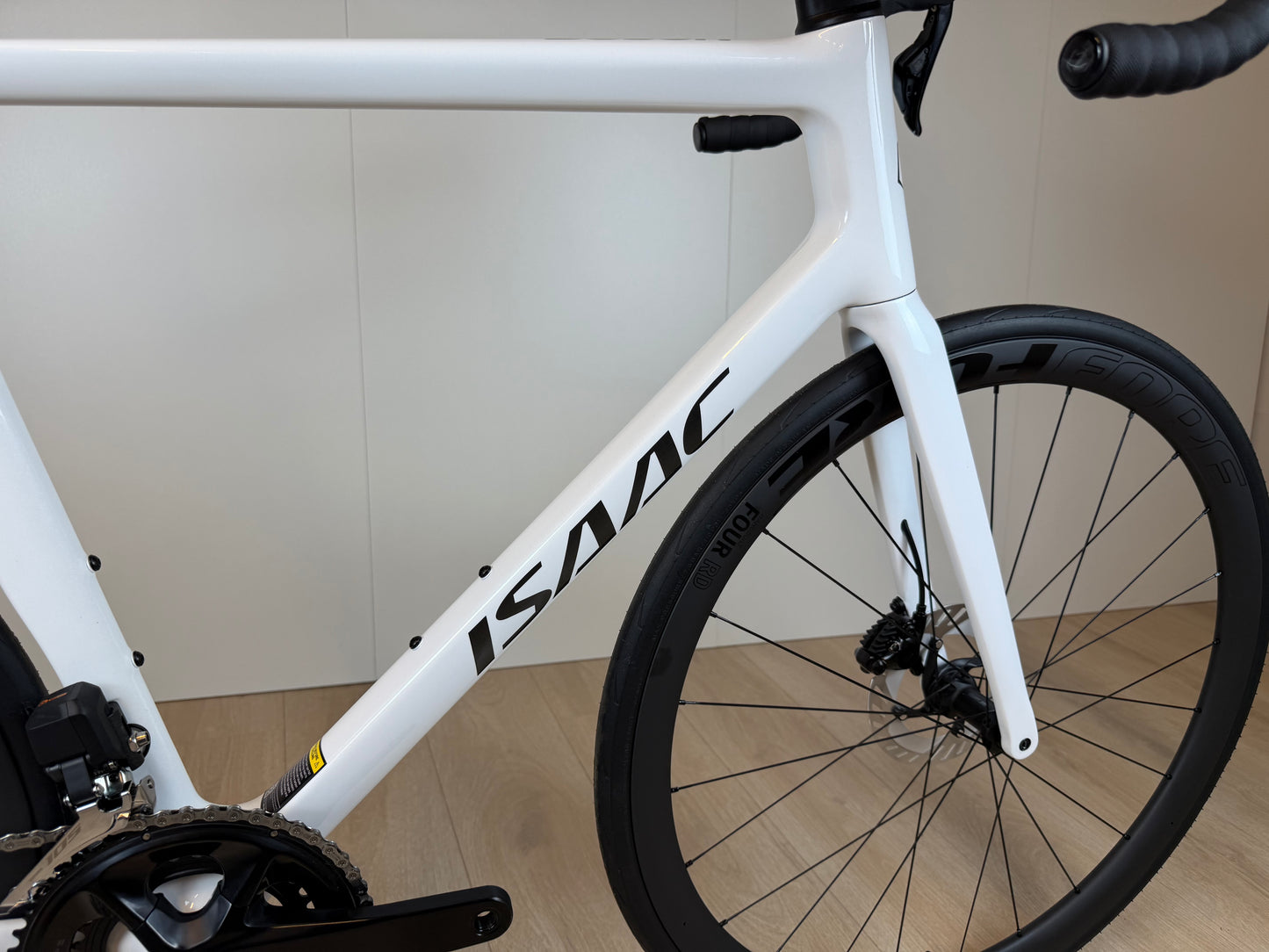 Racefiets Isaac Boson Mineral White 2026 L van Vélo Studio, zwart-witte racefiets met aerodynamisch frame en racegerichte details