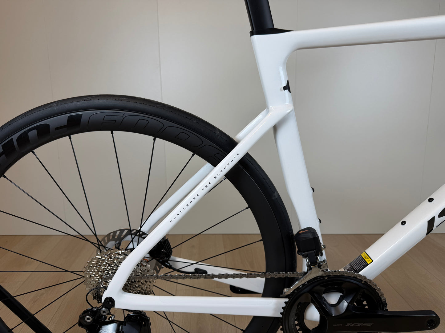 Racefiets Isaac Boson Mineral White 2026 van Vélo Studio met lichtgewicht frame en aerodynamisch ontwerp, close-up van het fietsframe.
