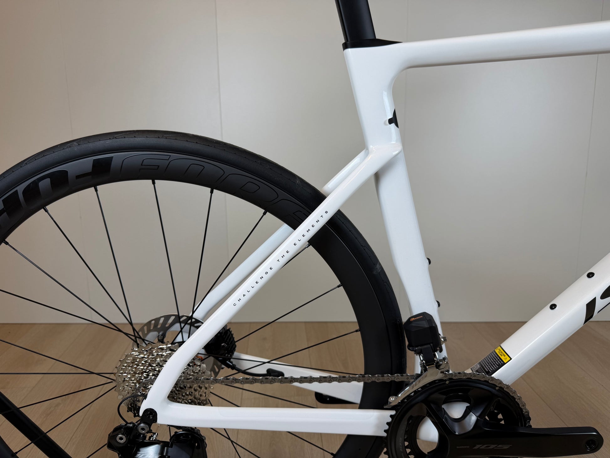 Racefiets Isaac Boson Mineral White 2026 van Vélo Studio met lichtgewicht frame en aerodynamisch ontwerp, close-up van het fietsframe.