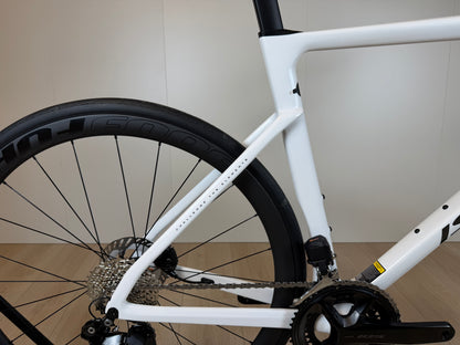 Racefiets Isaac Boson Mineral White 2026 van Vélo Studio met lichtgewicht frame en aerodynamisch ontwerp, close-up van het fietsframe.