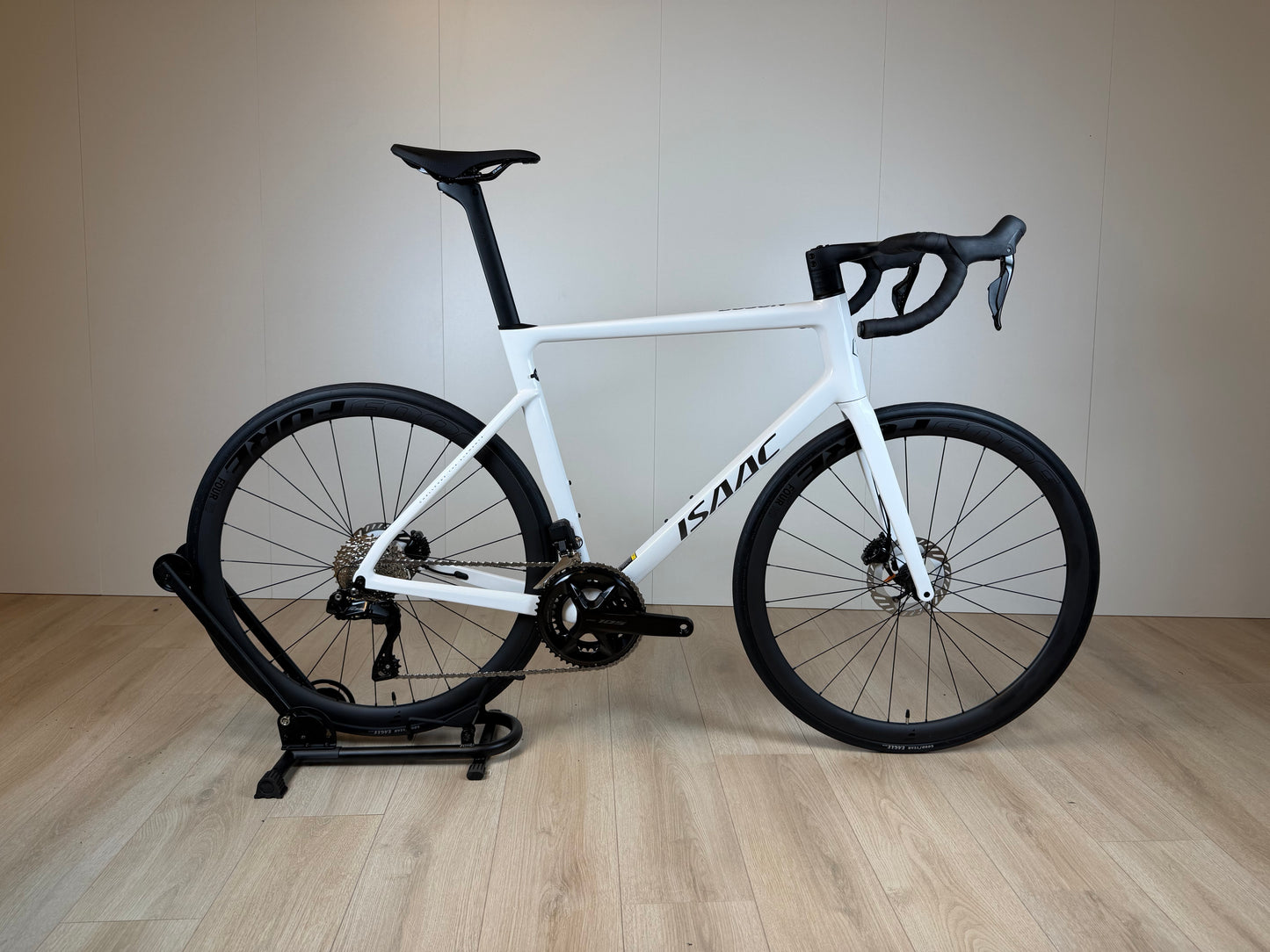 Isaac Boson Mineral White 2026 XL racefiets van Vélo Studio, wit frame, lichte racefiets met aerodynamisch design en racefietscomponenten