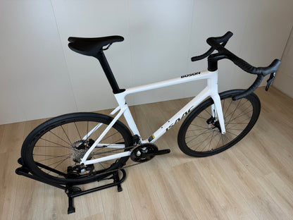 Witte Isaac Boson Mineral White 2026 XL racefiets van Vélo Studio, close-up van het frame en wiel.