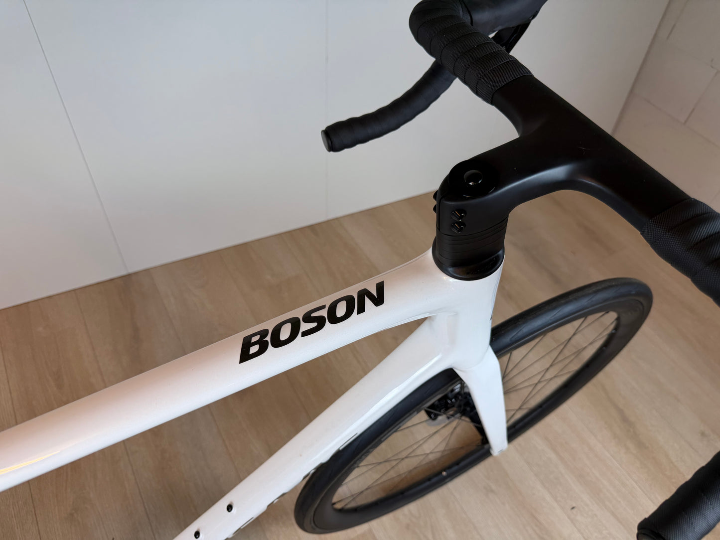 Racefiets Isaac Boson Mineral White 2026 XL van Vélo Studio, close-up van het witte frame en racefietsdetails