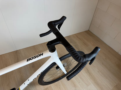 Racefiets Isaac Boson Mineral White 2026 XL van Vélo Studio, close-up van het witte frame en racefietsdetails.