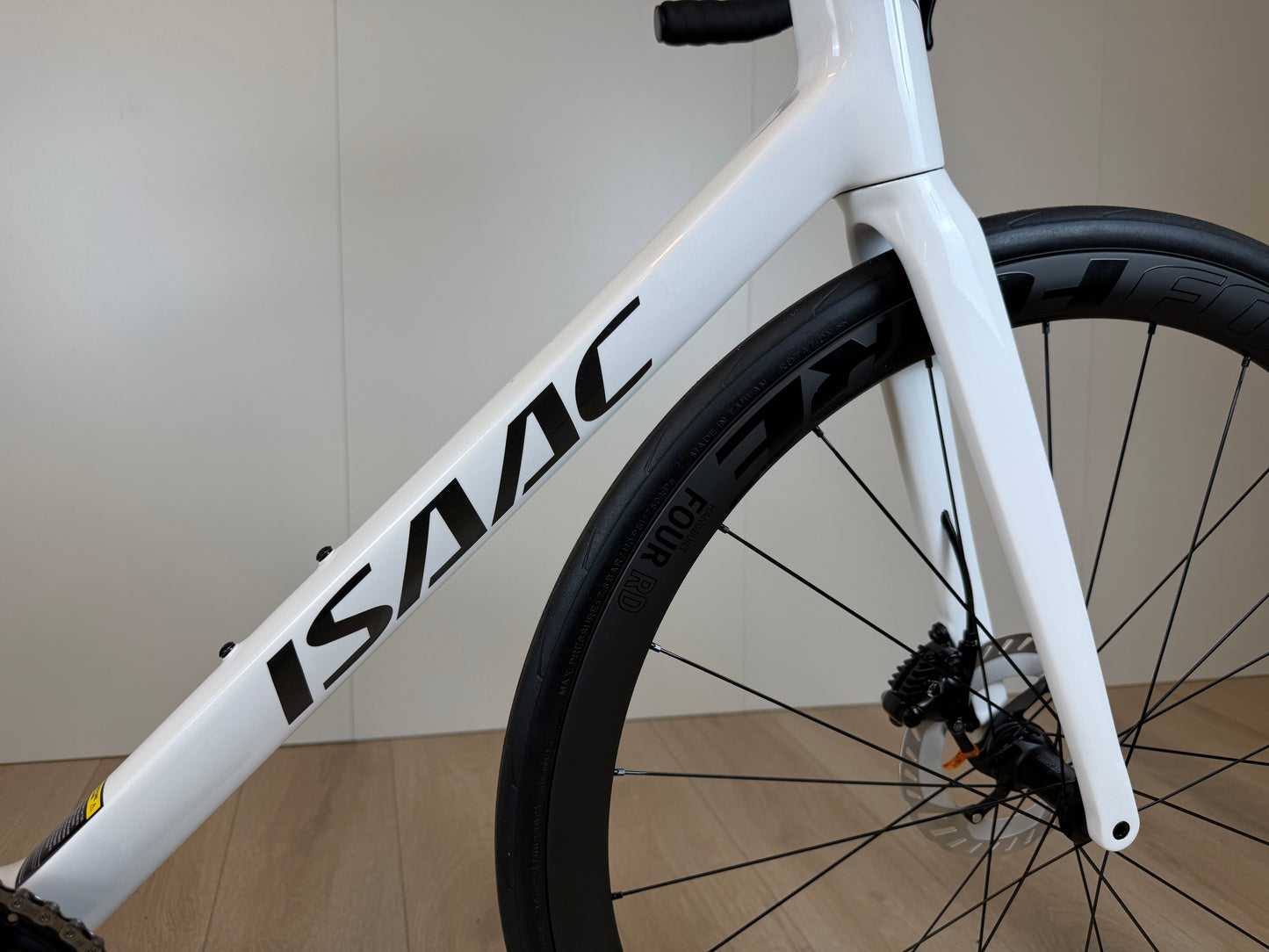 Isaac Boson Mineral White 2026 XL racefiets van Vélo Studio, zwart-wit design, frame en aerodynamische onderdelen.