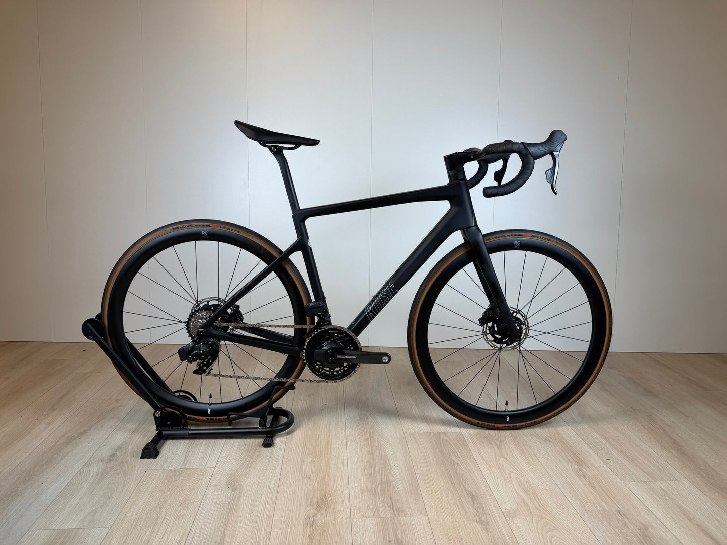 Vélo Studio Rose Reveal 06 fiets met roze en witte details, close-up van frame en wiel op een witte achtergrond