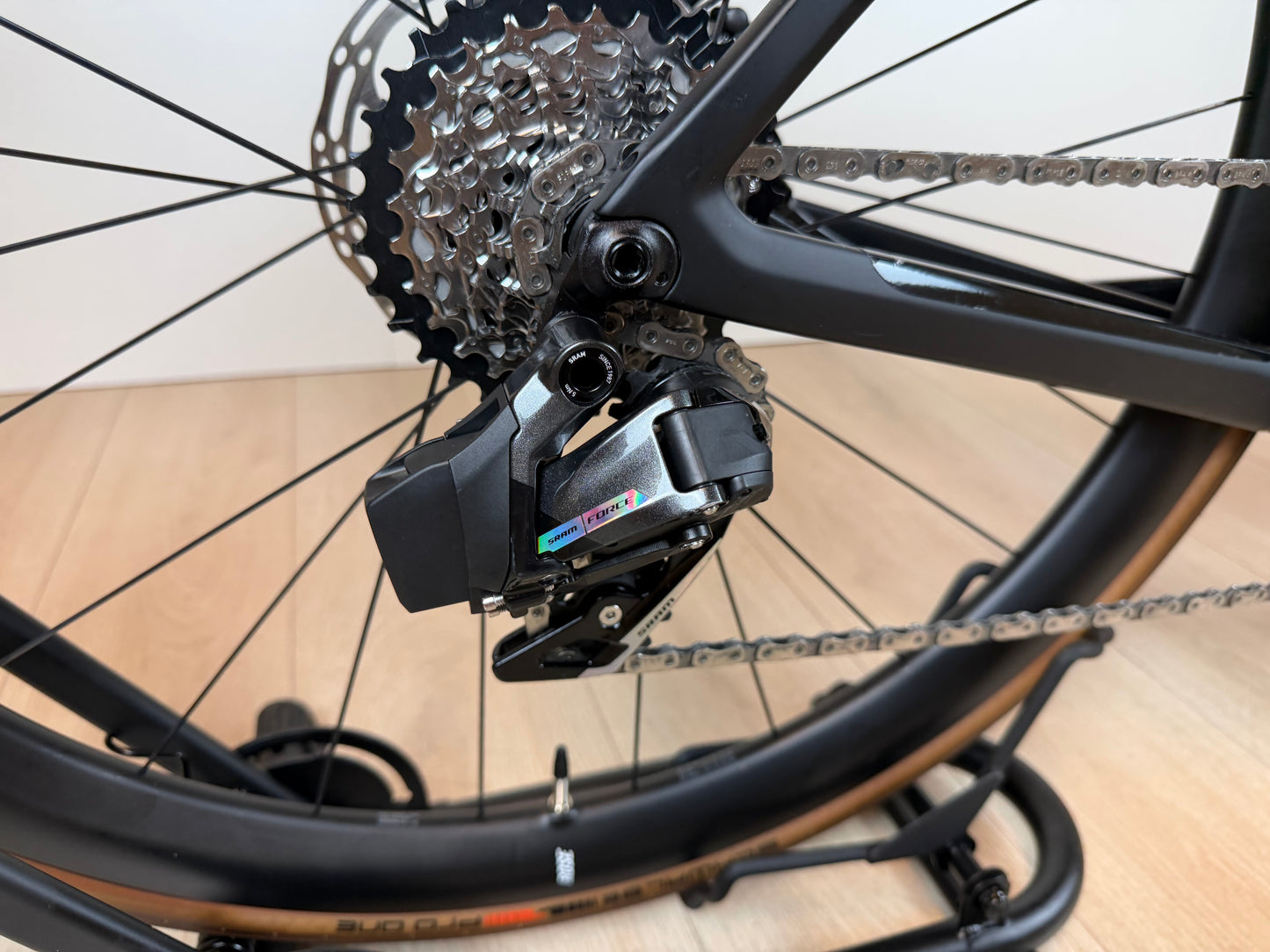 Roze Reveal 06 fietslamp van Vélo Studio met geïntegreerde LED-verlichting en robuust ontwerp, zichtbaar op de afbeelding