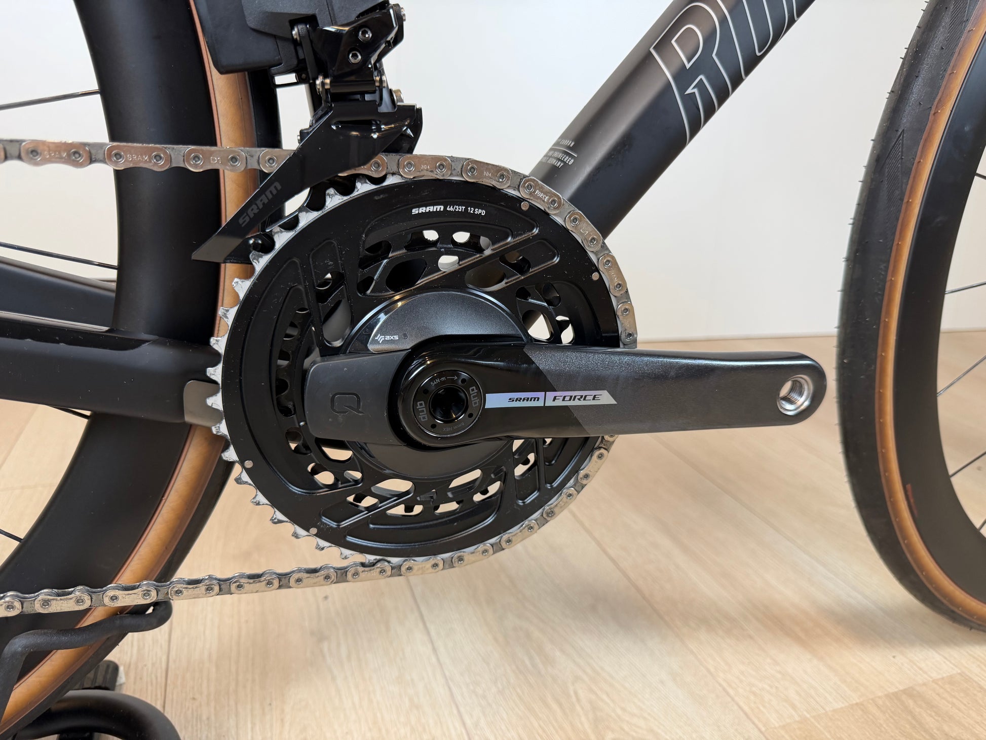 Rode Reveal 06 fiets van Vélo Studio met zilveren details en zwart frame, overzicht van het ontwerp en de afwerking.