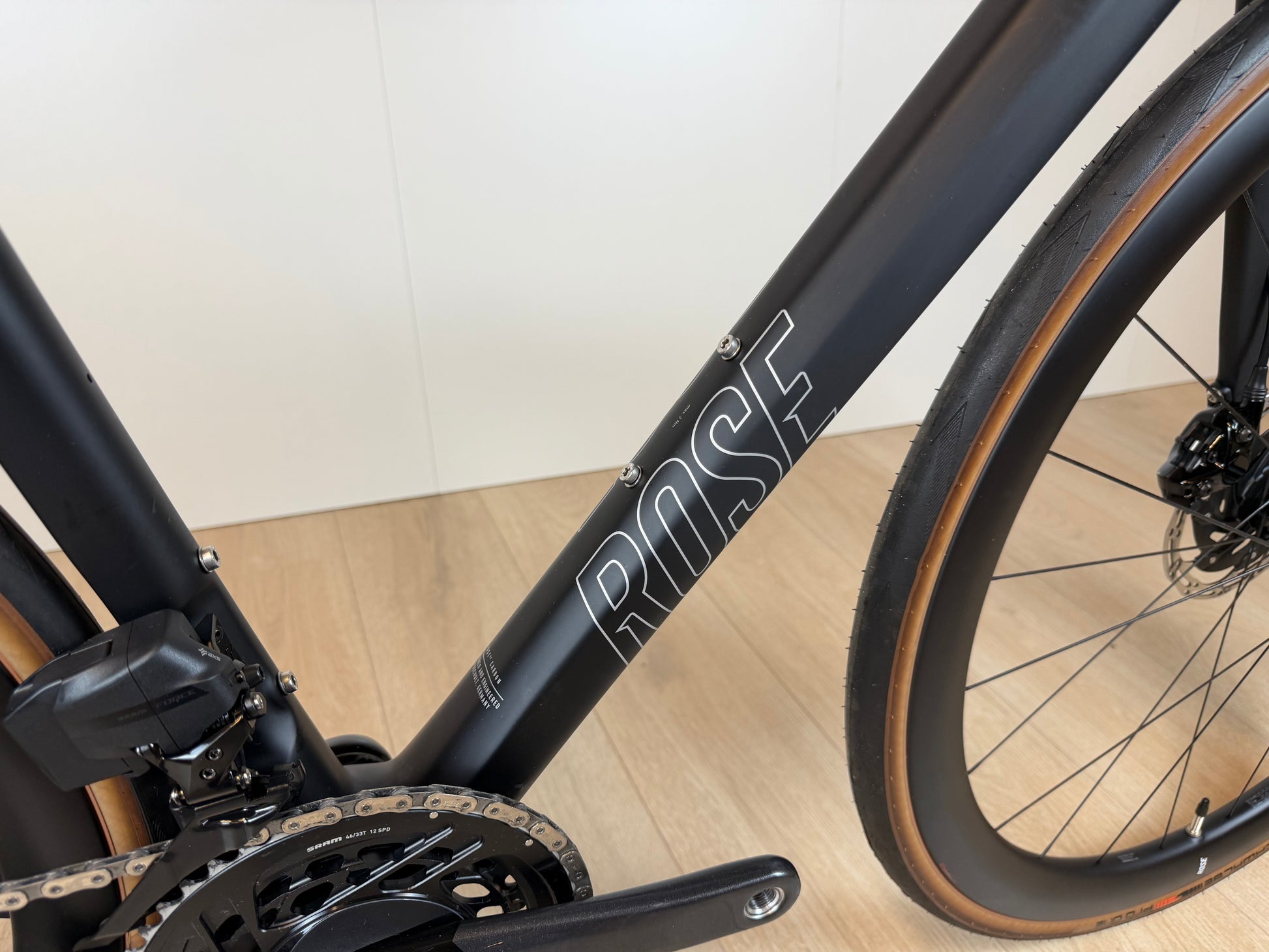 Vélo Studio Rose Reveal 06 fiets met roze en witte details, close-up van het framemodel en ontwerp.