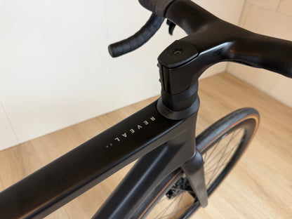 Roze Reveal 06 fiets van Vélo Studio, close-up van het frame en details met focus op de roze kleur en ontwerp.