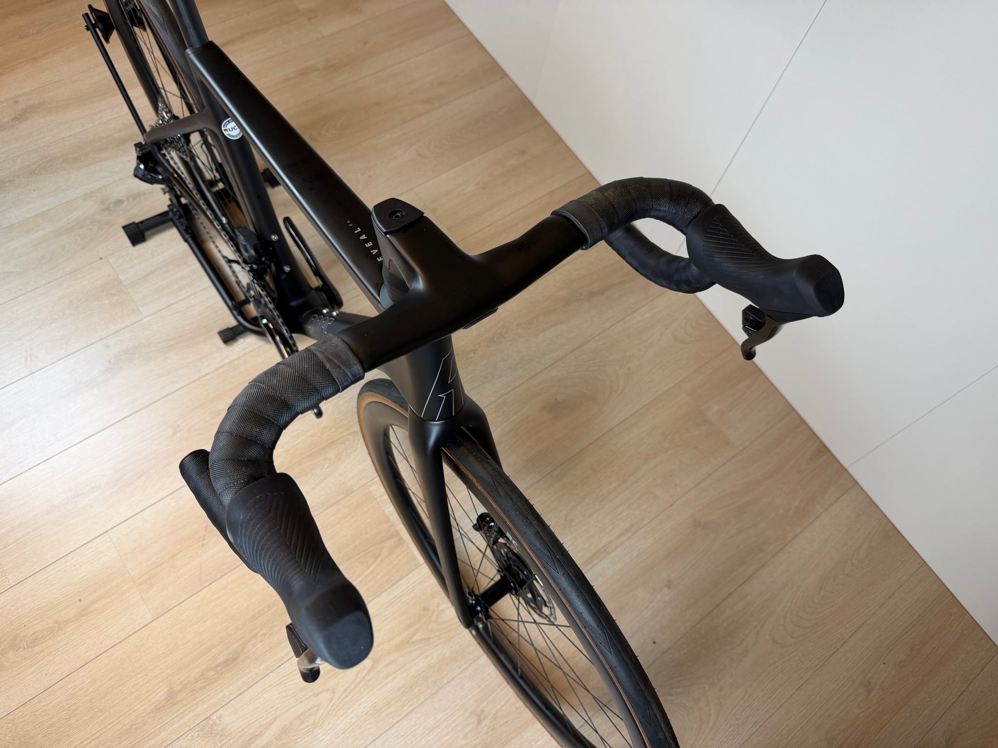 Rode Rose Reveal 06 fietsslot van Vélo Studio met stevige ketting en slot voor veilige fietsbeveiliging.