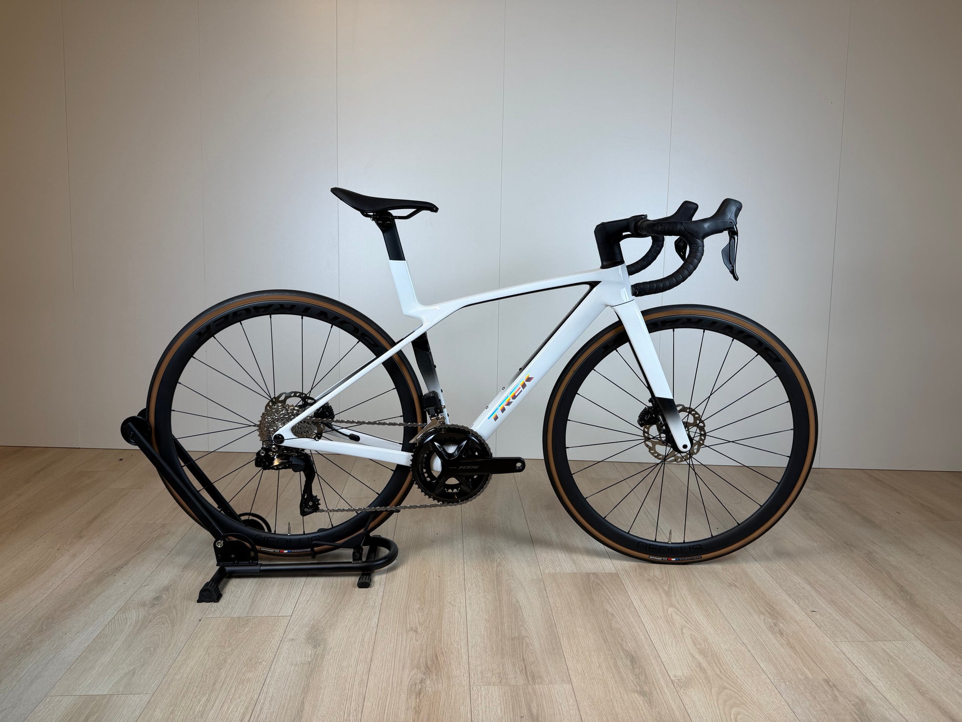 Racefiets Trek Madone SL 6 Gen 8 met aerodynamisch frame en lichte carbon vork, geschikt voor snelle ritten.