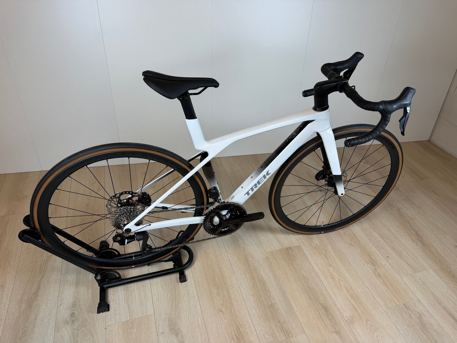 Racefiets Trek Madone SL 6 Gen 8 met aerodynamisch frame en dunne banden, geschikt voor snelheid en prestaties.