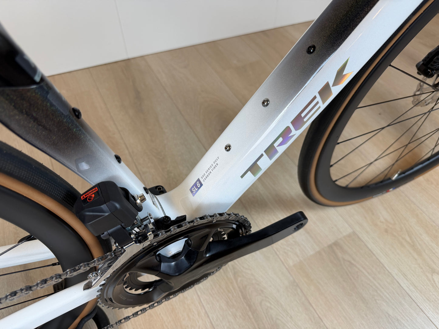 Zwart Trek Madone SL 6 Gen 8 racefiets met aerodynamisch frame en dunne banden, klaar voor snelheid en comfort.