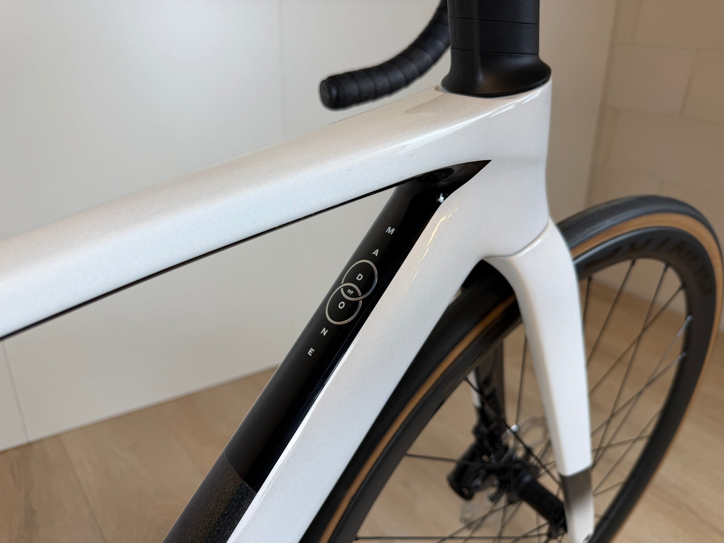 Fiets Trek Madone SL 6 Gen 8 van Vélo Studio met aerodynamisch frame, racefiets ontwerp en hoge prestatiecomponenten.